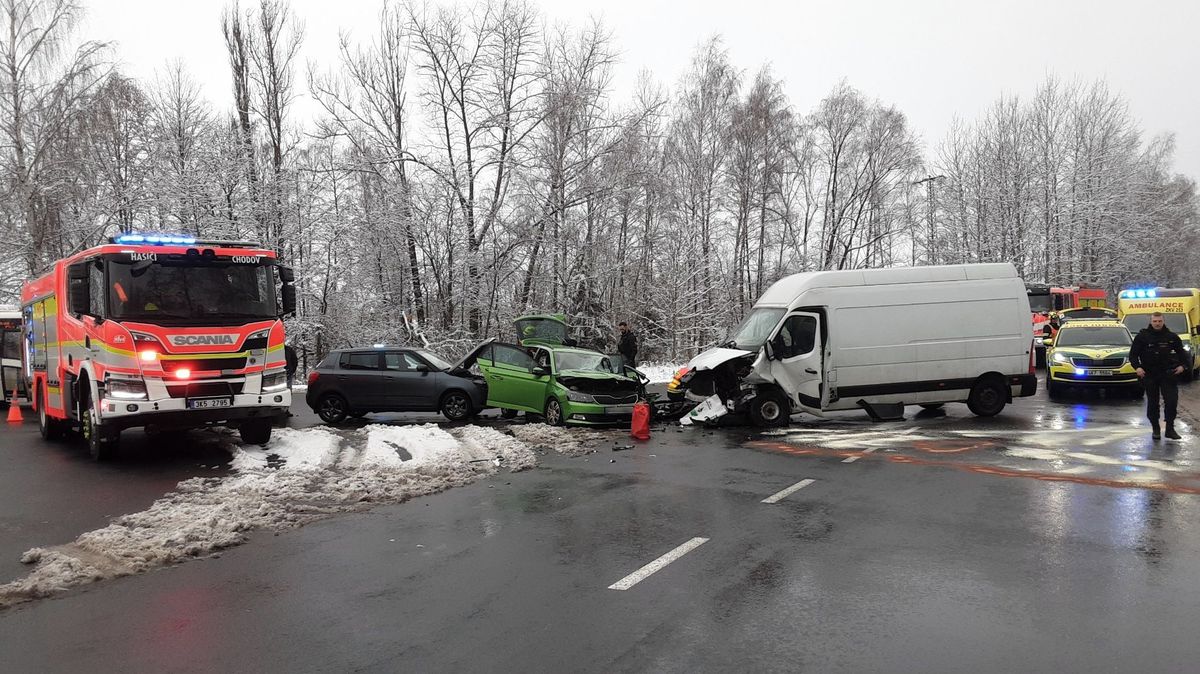 Řidič se při hromadné nehodě na Sokolovsku vážně zranil